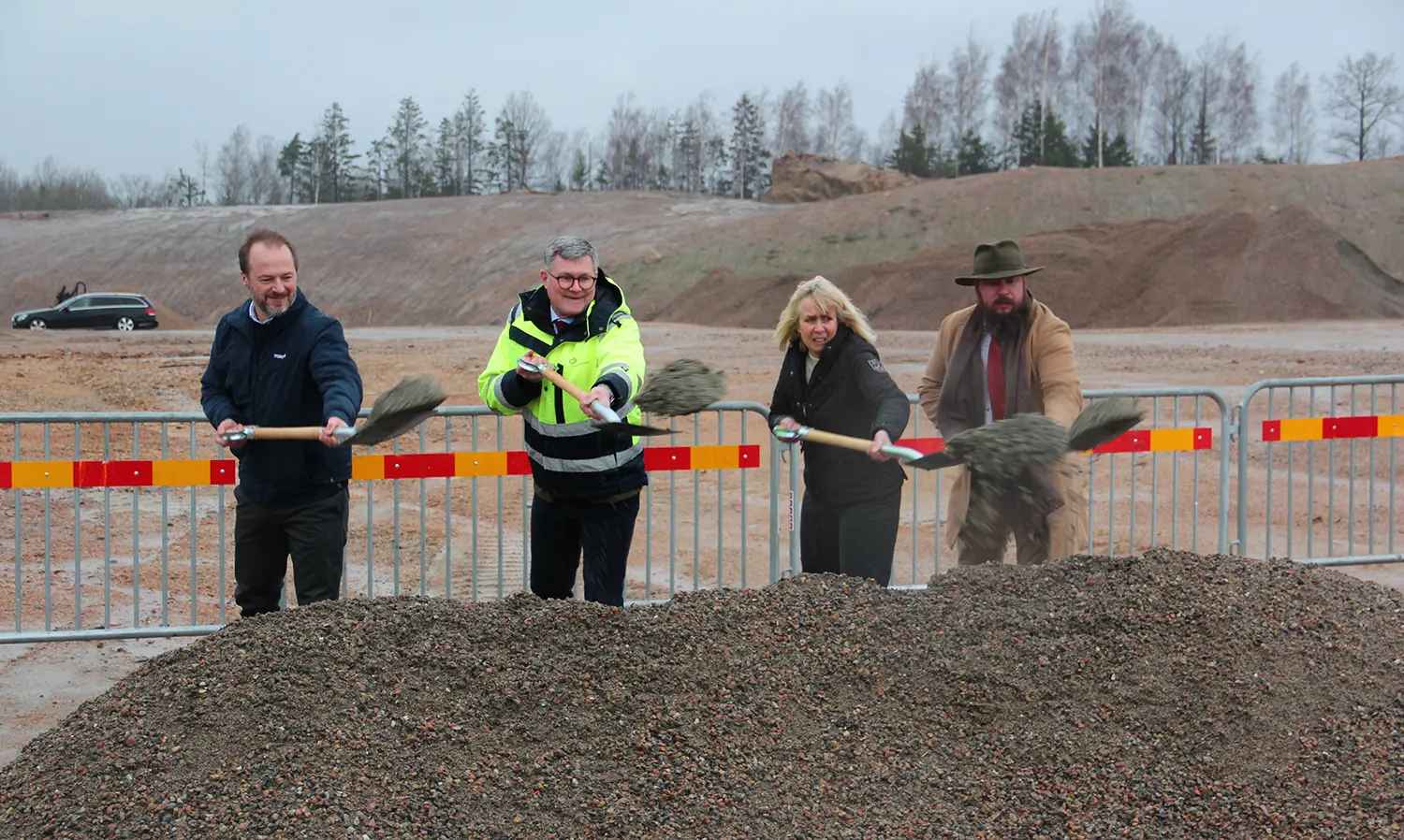 Representanter från Lantmännen, Uddevalla kommun och byggbolaget Tornum gemensamt det första spadtaget för den nya spannmålsansläggningen.